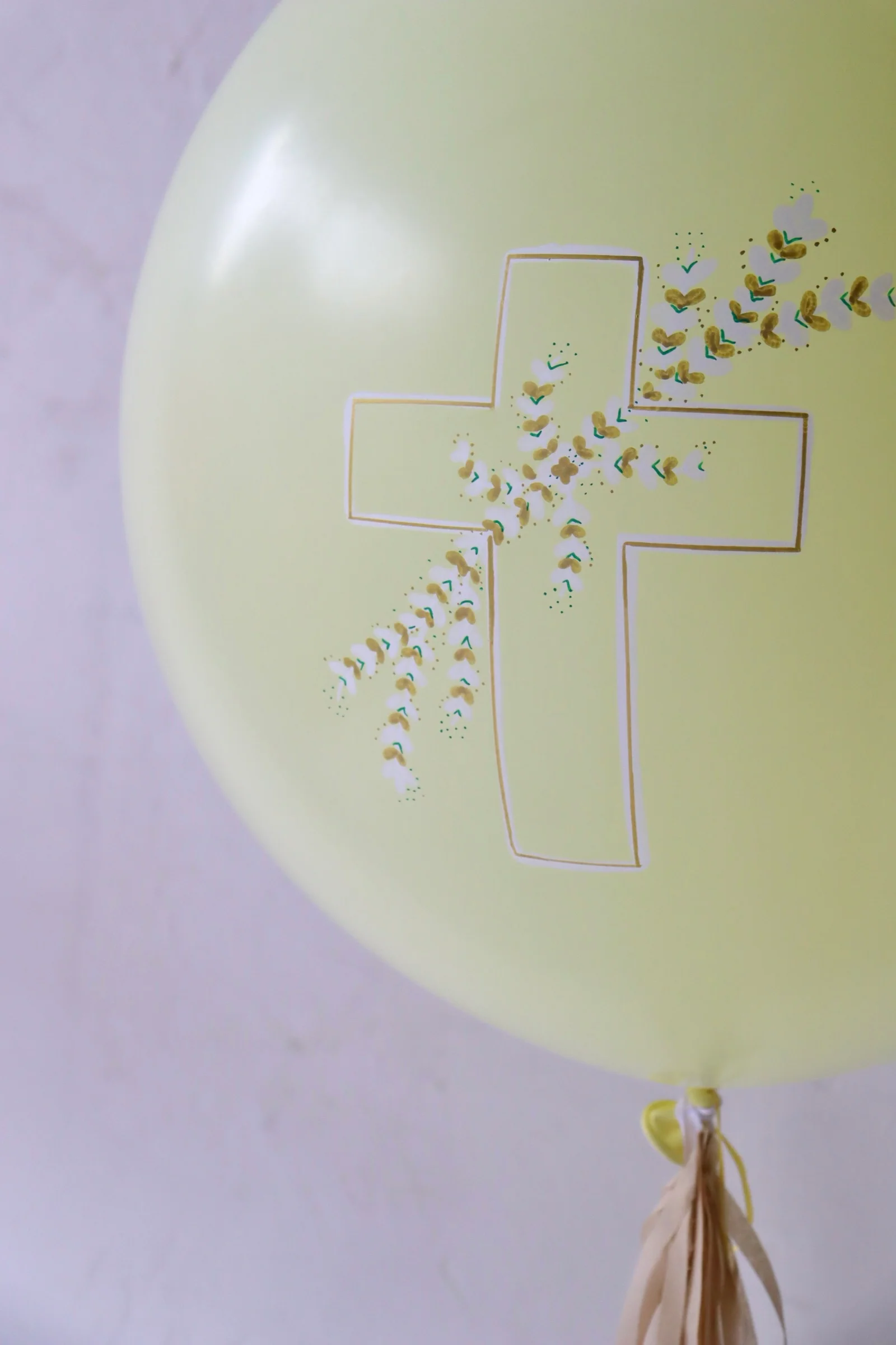 Globo XL con cruz y ramillete de flores - Imagen 3